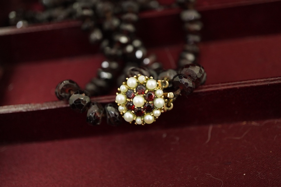 A jewellery case and a collection of jewellery, comprising: an amethyst and peridot pendant in 9ct gold, length 3.8cm, British hallmarks, gross weight approximately 7 grams; a garnet cluster ring in 9ct gold, British hal